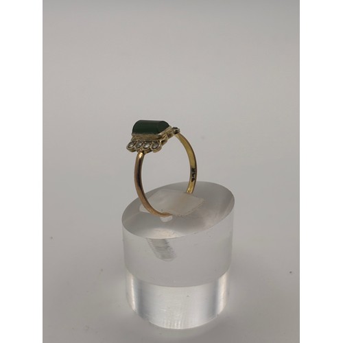 34 - 9ct yellow gold vintage ring with rectangular green jade gemstone.
Weighs 1.57
Size n/o