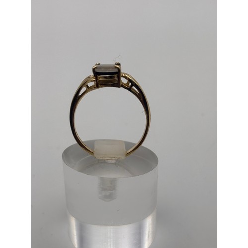 36 - 14ct yellow gold ring with natural ammolite gemstone.
Weigh 3.22g
P/q