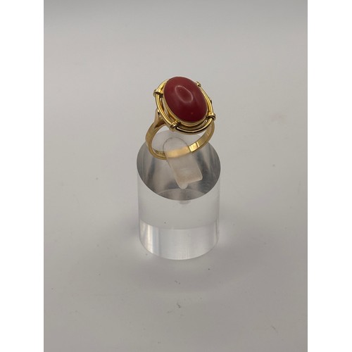 35 - 18ct yellow gold cabochan cut red coral in ornate setting.
Weighs 6.67g

Size p/q