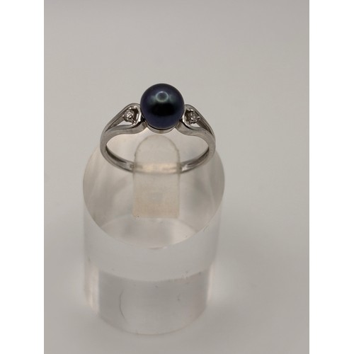 41 - Tahitian black pearl accented with diamonds set in 9ct white gold setting and weighs 1.86g
Size n/o