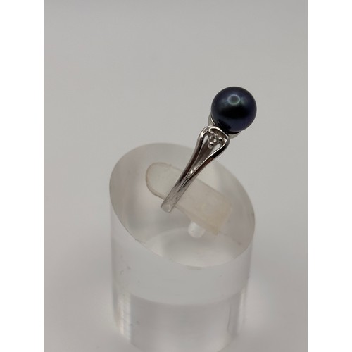 41 - Tahitian black pearl accented with diamonds set in 9ct white gold setting and weighs 1.86g
Size n/o