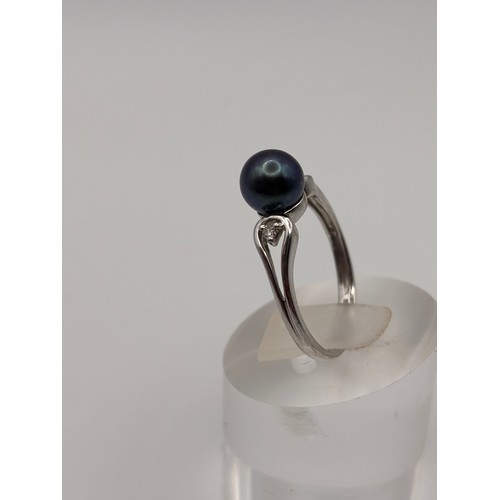41 - Tahitian black pearl accented with diamonds set in 9ct white gold setting and weighs 1.86g
Size n/o