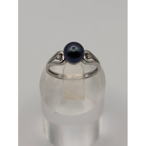 41 - Tahitian black pearl accented with diamonds set in 9ct white gold setting and weighs 1.86g
Size n/o