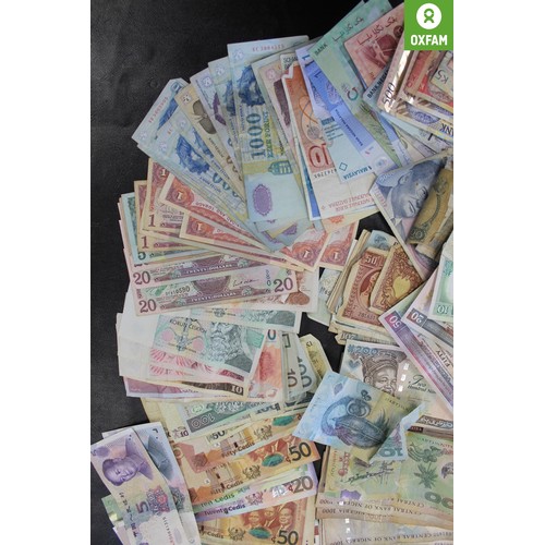 231 - An extensive collection of world banknotes, much being current or exchangeable (some closed currenci... 