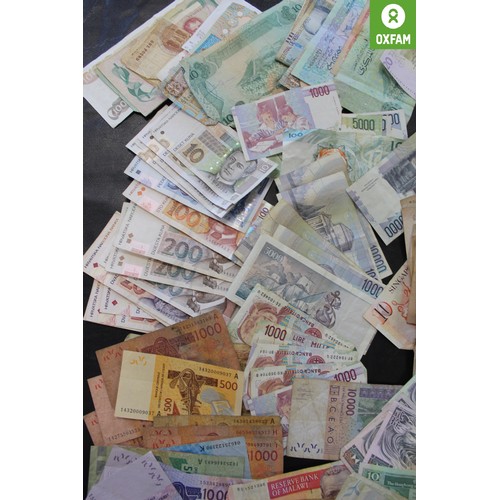 231 - An extensive collection of world banknotes, much being current or exchangeable (some closed currenci... 