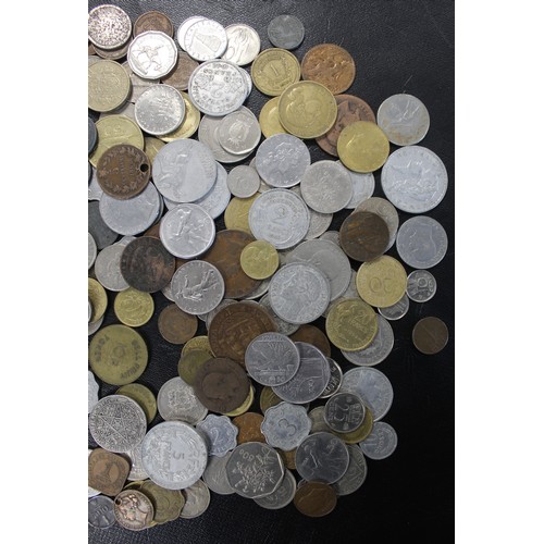 2008 - A small selection of approx. 1kg mixed world coins including some silver coins noted from USA, UK, C... 