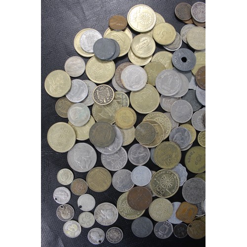 2008 - A small selection of approx. 1kg mixed world coins including some silver coins noted from USA, UK, C... 