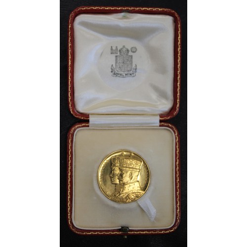 2012 - 1935 Silver Jubilee Medal, George V, official Royal Mint Issue, struck in gold. Obv. crowned and dra... 