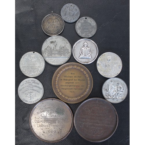 2009 - A selection of mixed medals in silver, white metal and copper/bronze covering a wide range of topics... 