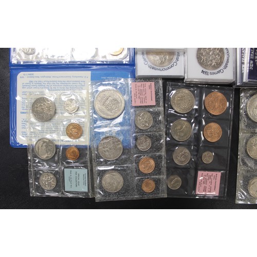 302 - Coins of New Zealand, crowns and year sets (34). Uncirculated year sets including presentation sets ... 