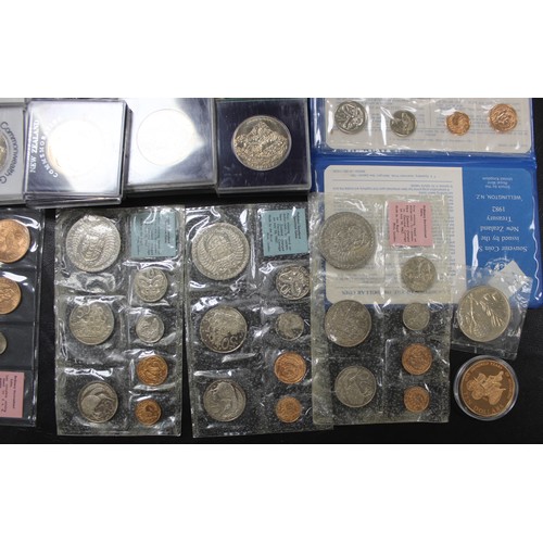 302 - Coins of New Zealand, crowns and year sets (34). Uncirculated year sets including presentation sets ... 