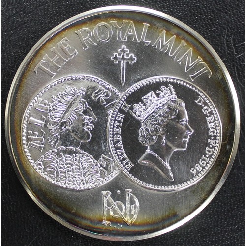 134 - Medal. London Royal Mint. Weighing 148 grams of 92.5% silver this medal was struck in 1986 to commem... 