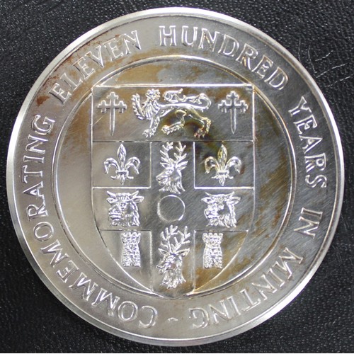 134 - Medal. London Royal Mint. Weighing 148 grams of 92.5% silver this medal was struck in 1986 to commem... 