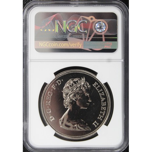 82 - 1972 Crown, Elizabeth II. Struck to commemorate the silver wedding anniversary of Queen Elizabeth II... 