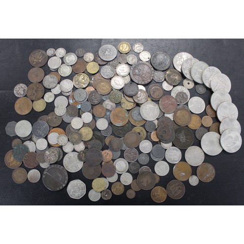 313 - A interesting selection of UK & world coins totalling approximately 1.39kg. A few current or exc... 