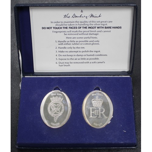 321 - A pair of Jubilee medals in silver by the Danbury Mint. In presentation case with COA. Approx. 86g (... 