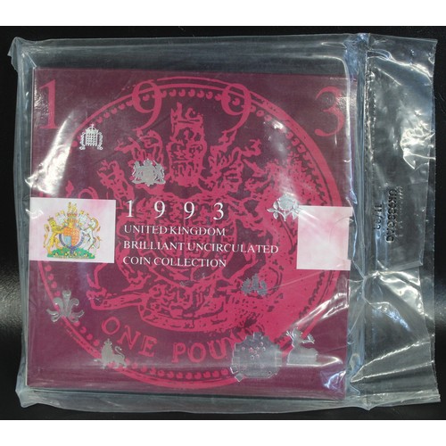 390 - Mint-sealed BUNC 1993 year set including 1992-1993 EEC dual date 50p. As issued.