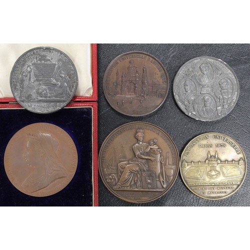 423 - A selection of historic medals (6) in copper/bronze and white metal to include 1897 Victoria diamond... 