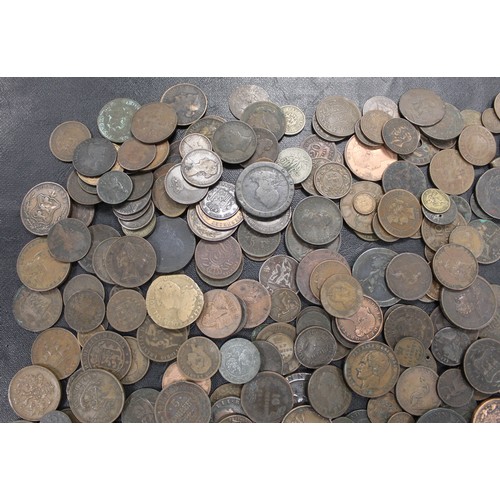 319 - Over 3.5kg mainly 19th century mixed UK & World copper and bronze coins. A varied assortment wit... 