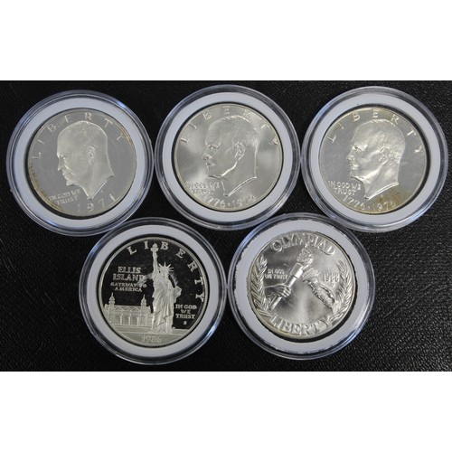 323 - USA, an assortment of silver dollars (5) in currency and proof form comprising 1971-S proof, 1976-S ... 