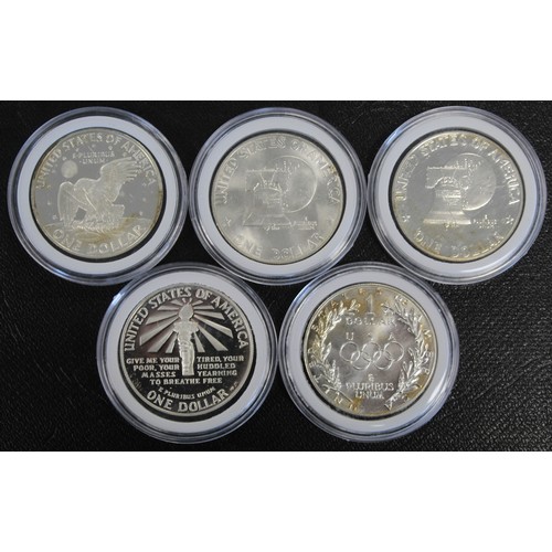 323 - USA, an assortment of silver dollars (5) in currency and proof form comprising 1971-S proof, 1976-S ... 