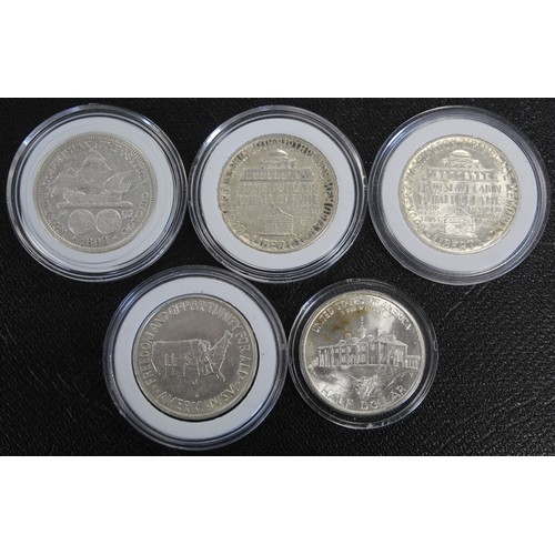 325 - USA, an assortment of silver half dollars (5) comprising 1892 Columbian Expo, 1946 Booker T. Washing... 