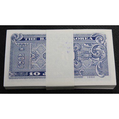 4 - South Korea, The Bank of Korea, a mint block of 1962 10 Jeon (approximately 90 notes). A few light c... 