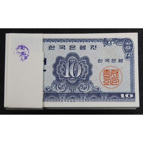 4 - South Korea, The Bank of Korea, a mint block of 1962 10 Jeon (approximately 90 notes). A few light c... 