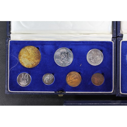 333 - A small collection of South Africa Mint proof sets (5) comprising 1967, 1970, 1976, 1977 & 1984.... 