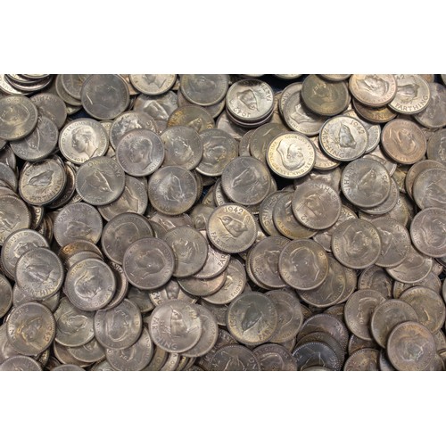 32 - A hoard of approximately 900 mint-state 1942 farthings, George VI. All vibrant an lustrous; an ideal... 