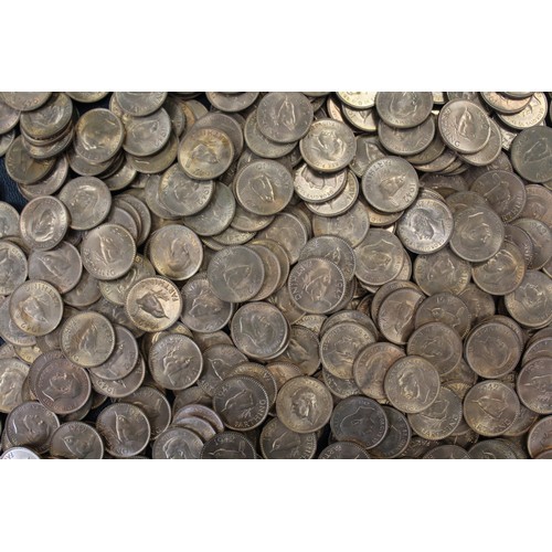 32 - A hoard of approximately 900 mint-state 1942 farthings, George VI. All vibrant an lustrous; an ideal... 