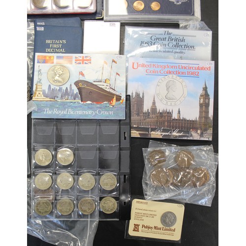 325A - A single estate collection of coins and medals to include a set of £2 coins (10), Isle of Man ... 