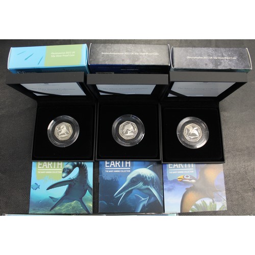 229 - Silver proof & BUNC 50p coins with Dinosaur/Tales of the Earth interest comprising 2021 Temnodon... 