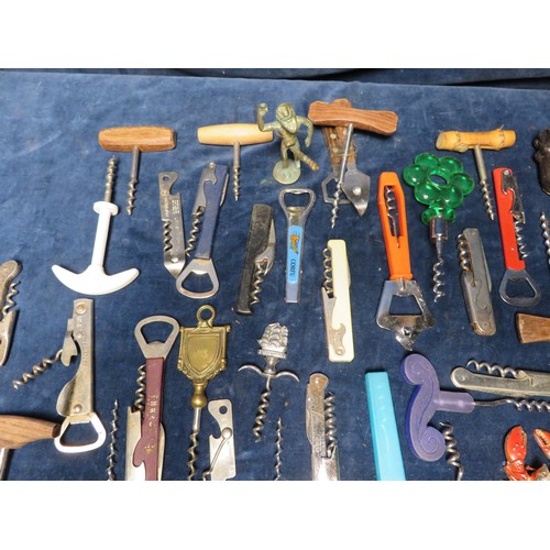 172 - A tray of mixed corkscrews