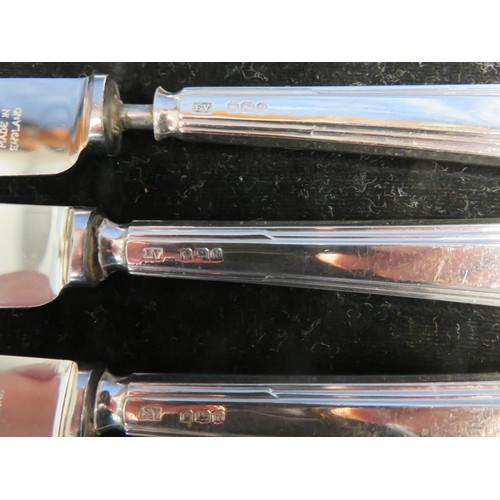 215 - A boxed set of 6 silver handled tea knives, hallmarked Sheffield.