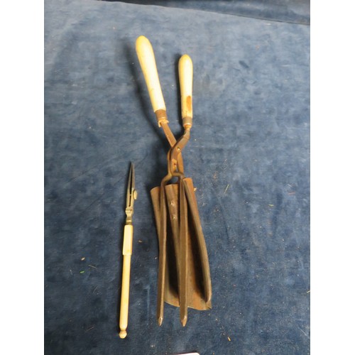 229 - A vintage hair crimping instrument and a vintage drawing item (Reeves & Sons).