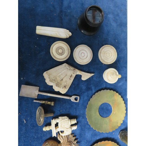 232 - A box of sundry items including badges, scales (including 2 Salter Scales measuring troy oz), keys, ... 