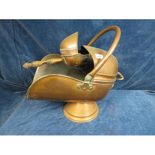 435 - A vintage copper coal scuttle with handled scoop.