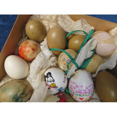 463 - A box of painted and other eggs.