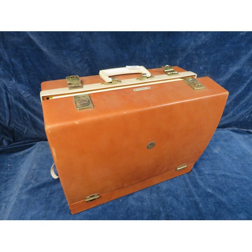 554 - A vintage 'Brexton' picnic case with original fittings (no caps for the flasks).