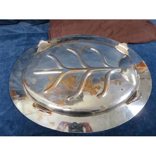 557 - A large oval EPNS meat platter stamped 