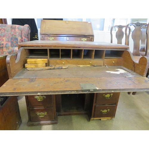 750 - An antique oak knee hole desk with sliding drawer and fitted interior with six small drawers. (Needs... 