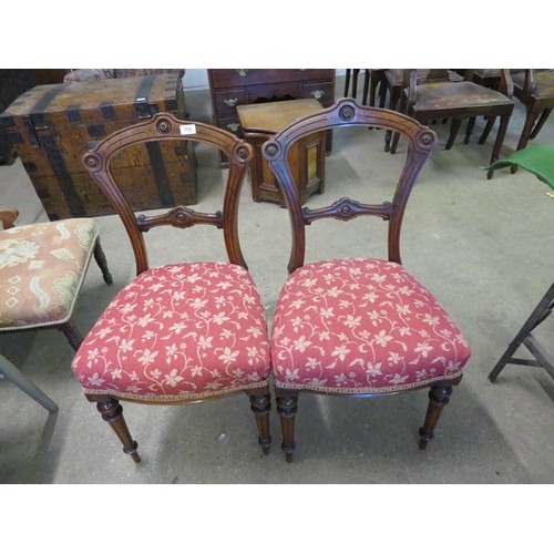 773 - A pair of Victorian mahogany framed single chairs on turned legs with upholstered seats.