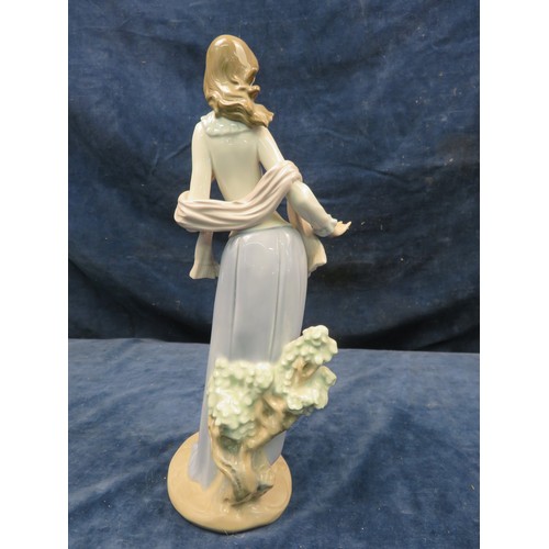 698 - A Nao figurine of a lady wearing a draped shawl.