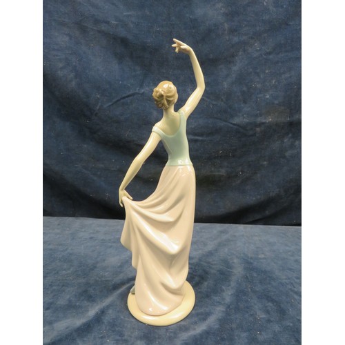 712 - A Nao figurine of a lady standing in a dance/ ballet pose.