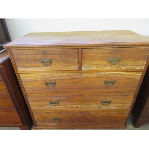 784 - An oak 2 over 3 chest of drawers with brass drop handles, (1 handle missing).