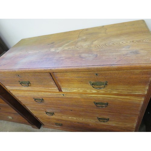 784 - An oak 2 over 3 chest of drawers with brass drop handles, (1 handle missing).