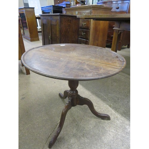 797 - A mahogany circular side table with screw top on turned column base with 3 splayed legs. 60cm diamet... 