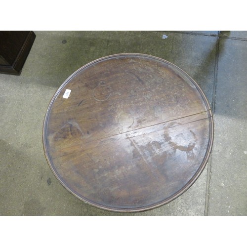 797 - A mahogany circular side table with screw top on turned column base with 3 splayed legs. 60cm diamet... 