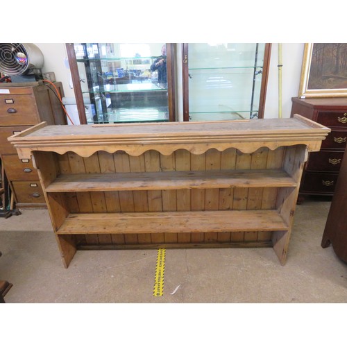 806 - An antique pine dresser top with 2 shelves having plate supports and shaped top. 177.7cm width x 111... 